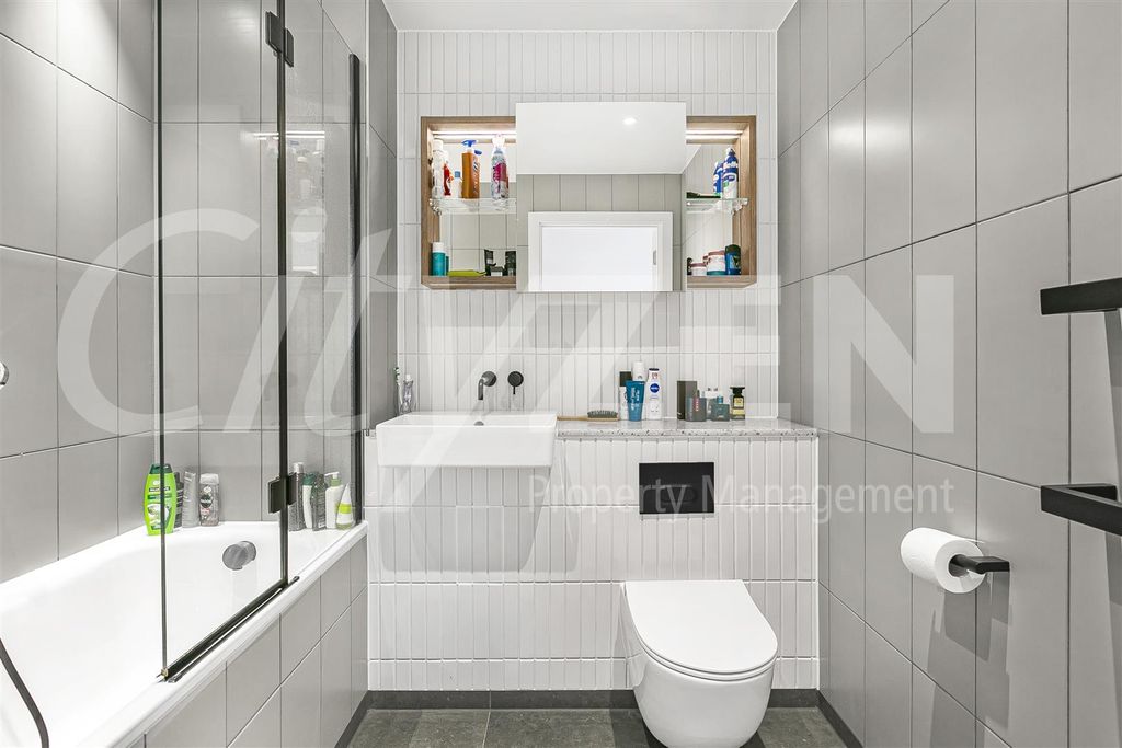 Property photo 3 of 15 Bathroom