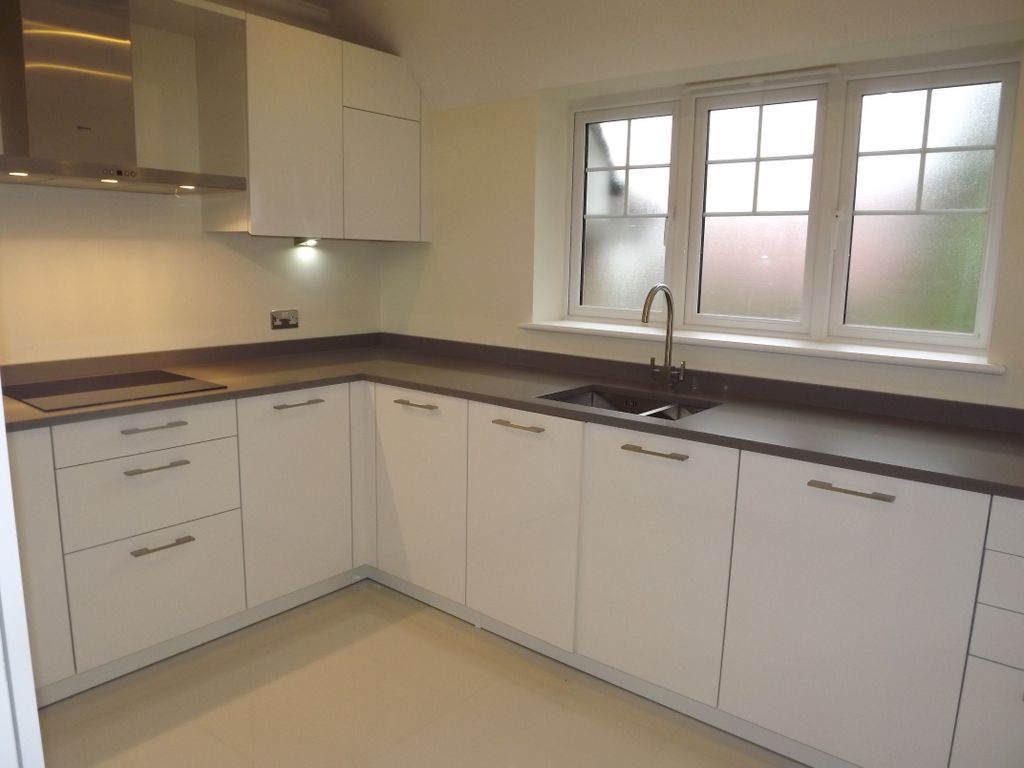 Property photo 2 of 9 Kitchen