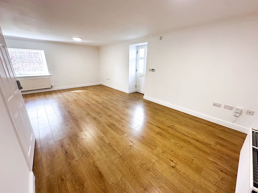 Property photo 3 of 11 Lounge