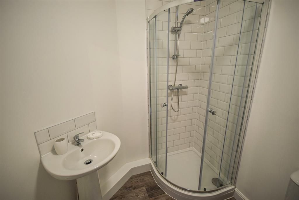 Property photo 2 of 4 En-Suite Shower Room