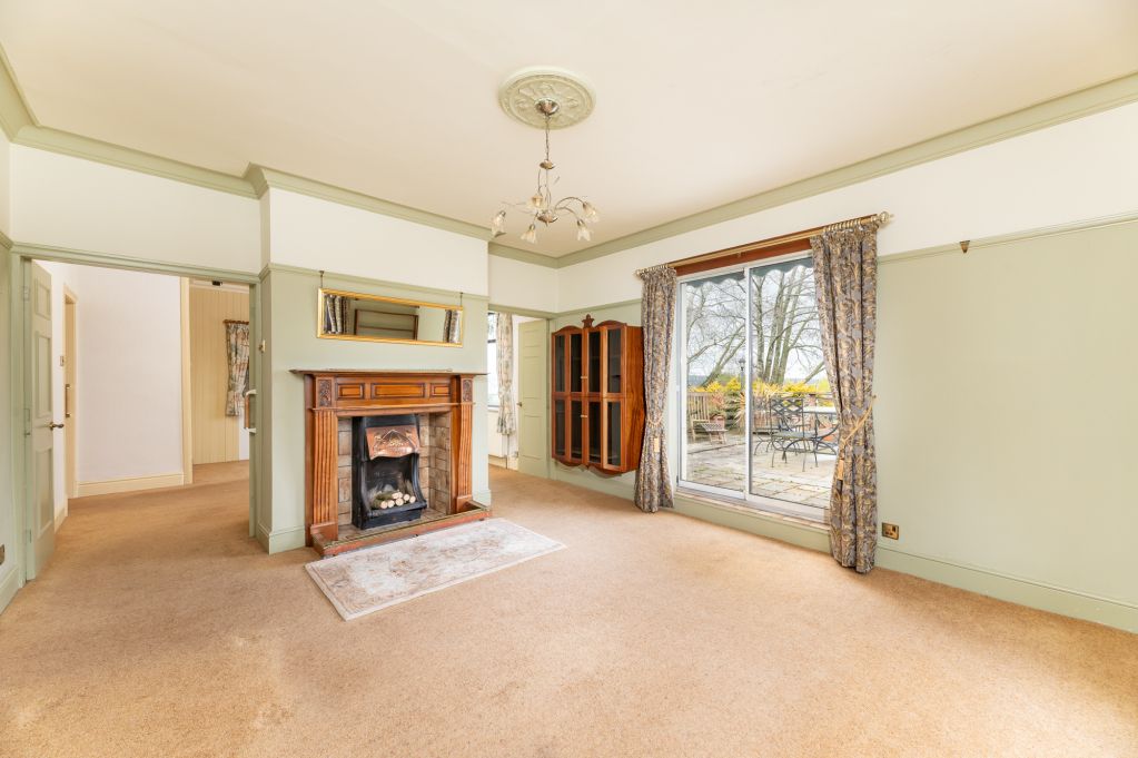 Property photo 3 of 38 Lounge