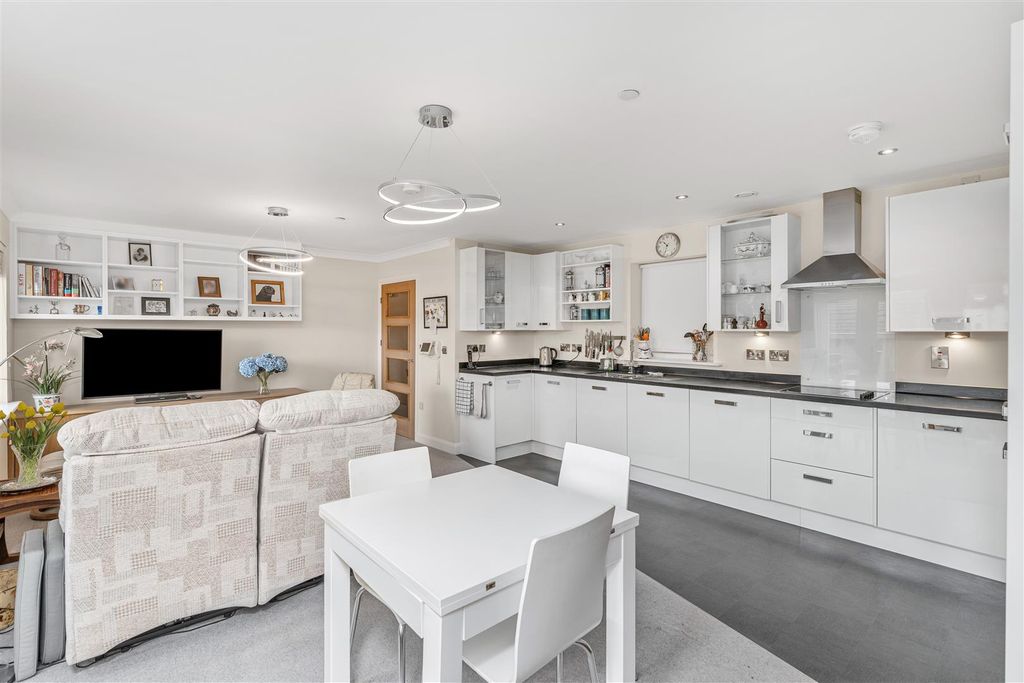 Property photo 2 of 13 75 Park Gardens, Banbury-12.Jpg