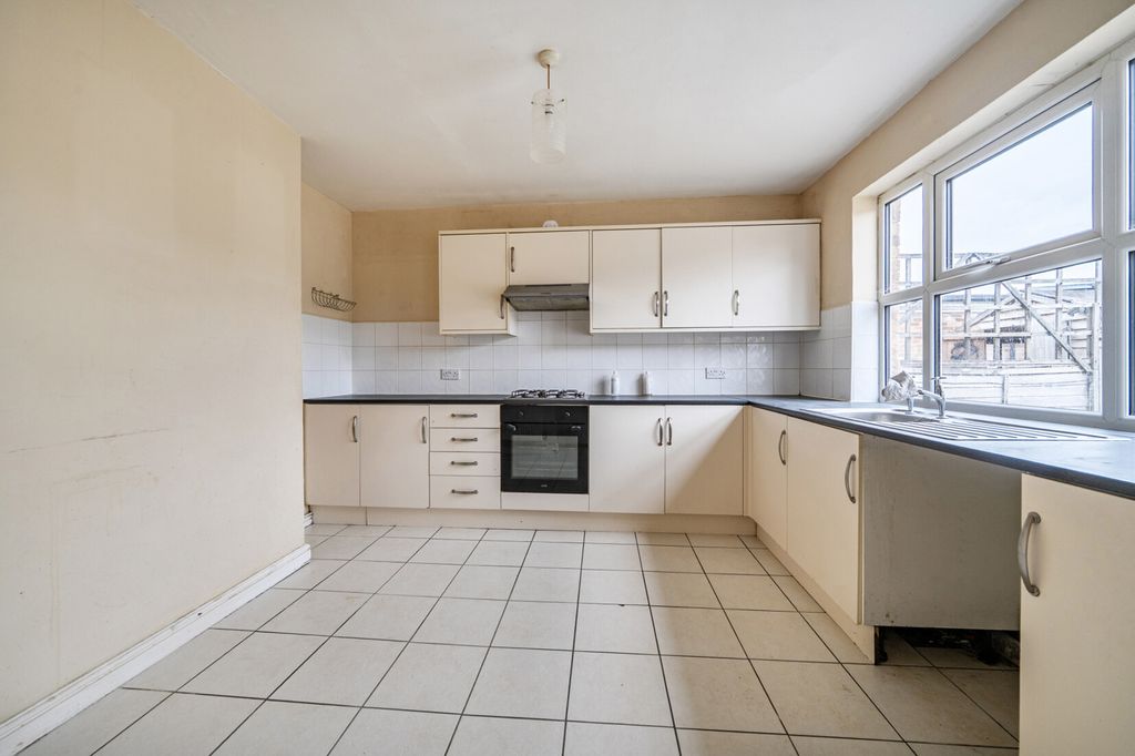 Property photo 2 of 24 Kitchen