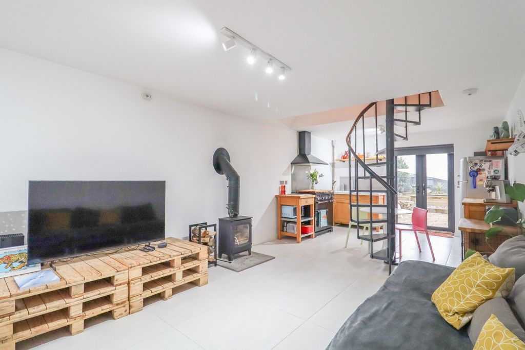 Property photo 2 of 24 4818932