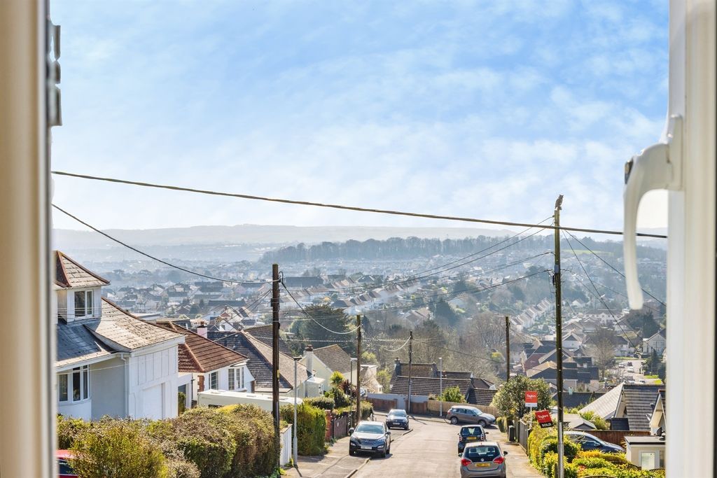 Property photo 2 of 31