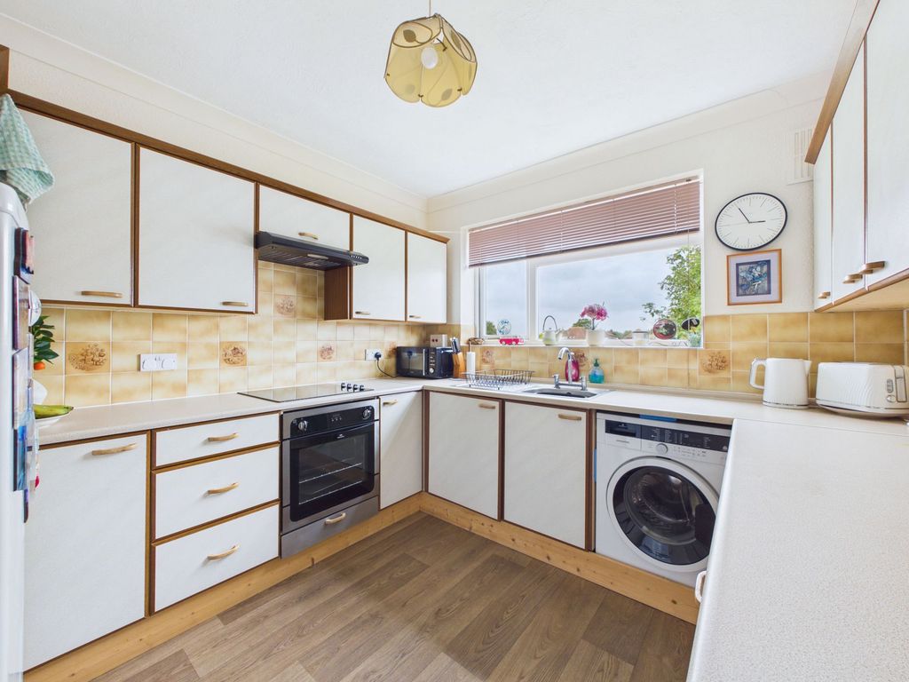 Property photo 3 of 12 Kitchen
