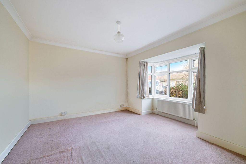 Property photo 3 of 15 Stones Road, Epsom