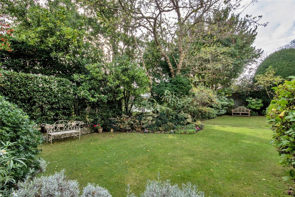 Property photo 2 of 28 Gardens