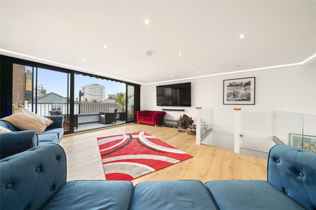 Property photo 2 of 28 Picture No. 18