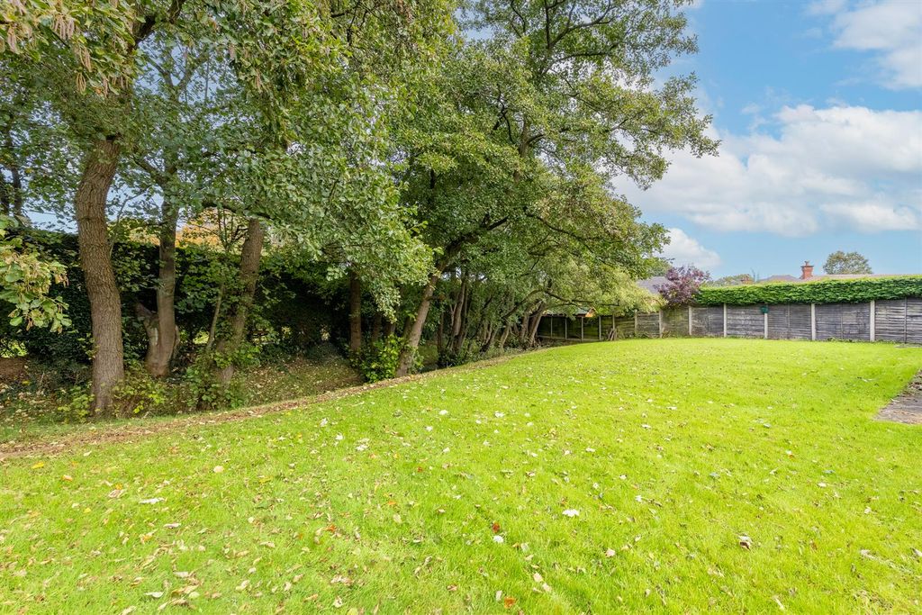 Property photo 2 of 15 7Aldfordclose-13.Jpg
