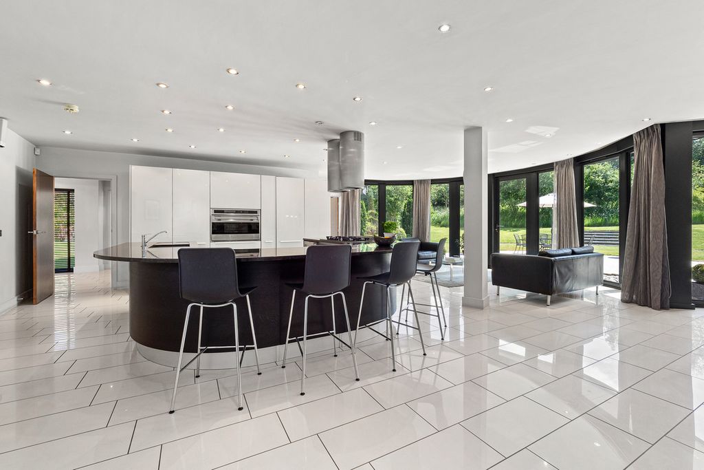 Property photo 2 of 33