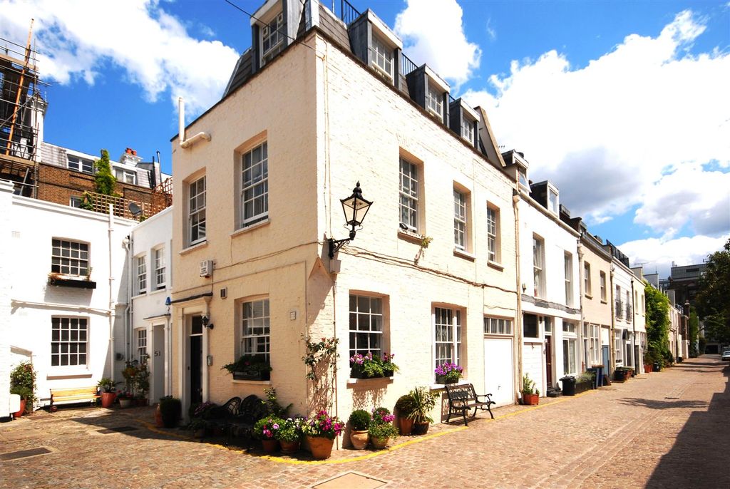 Property photo 1 of 8 50 Queen's Gate Mews Ext Hi-Res.Jpg