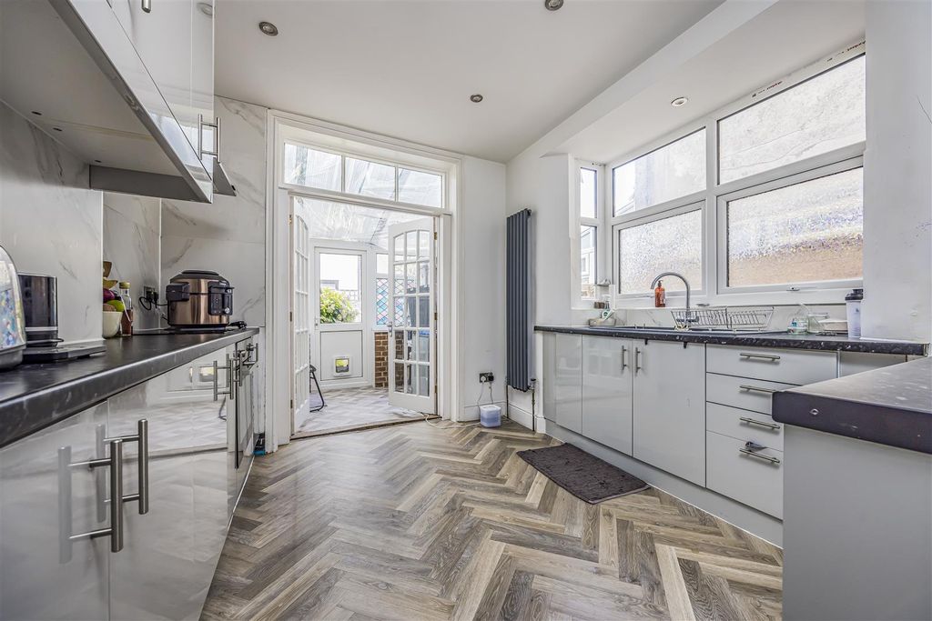 Property photo 3 of 14 122 Haslemere Road, Southsea-Porticomarketing-Sold