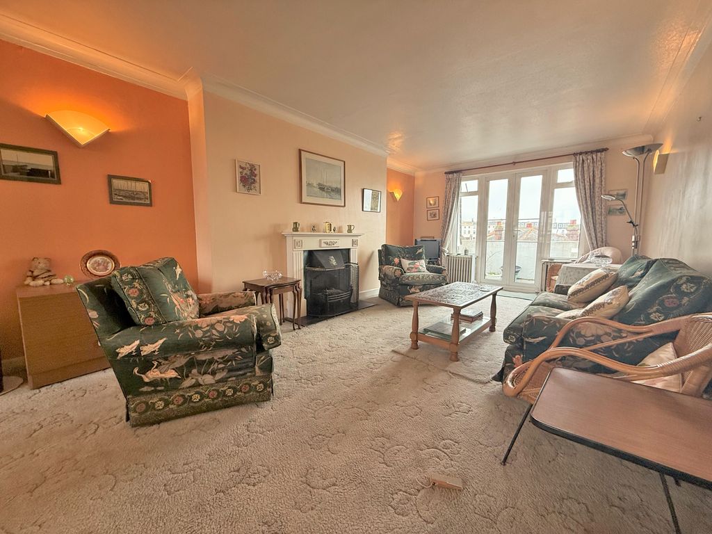 Property photo 3 of 17 Lounge