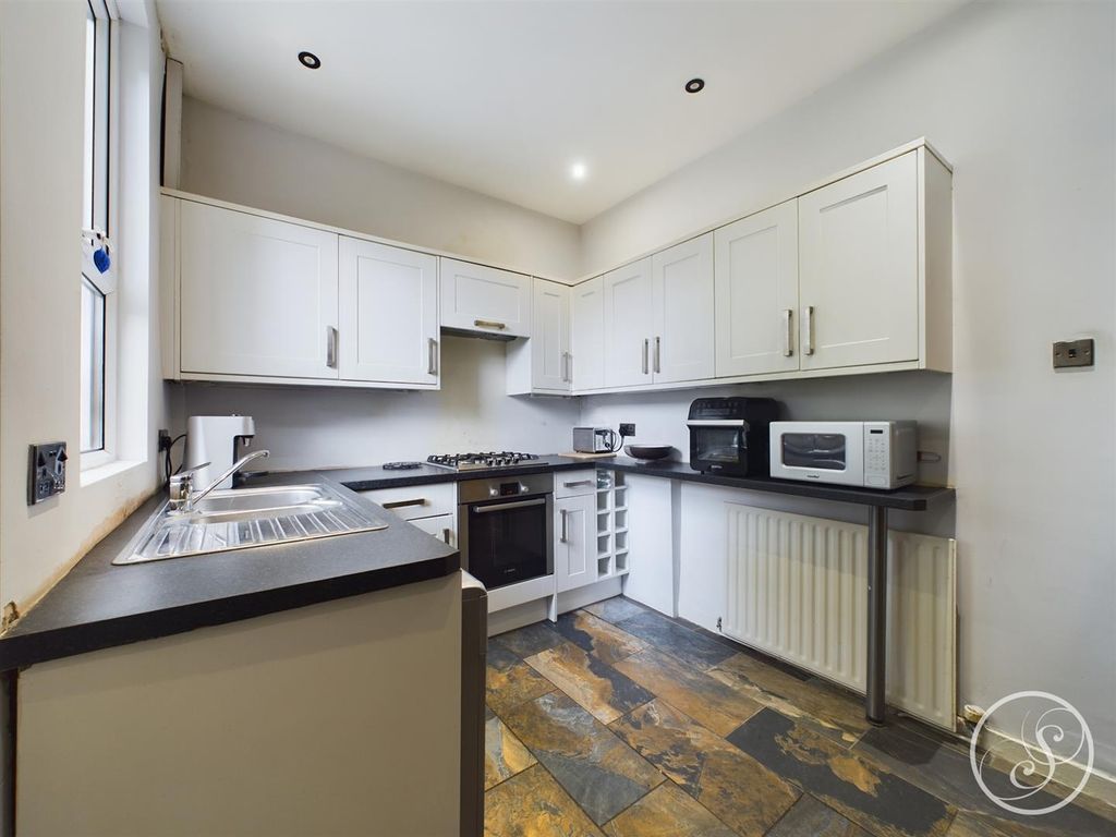 Property photo 3 of 12 Kitchen