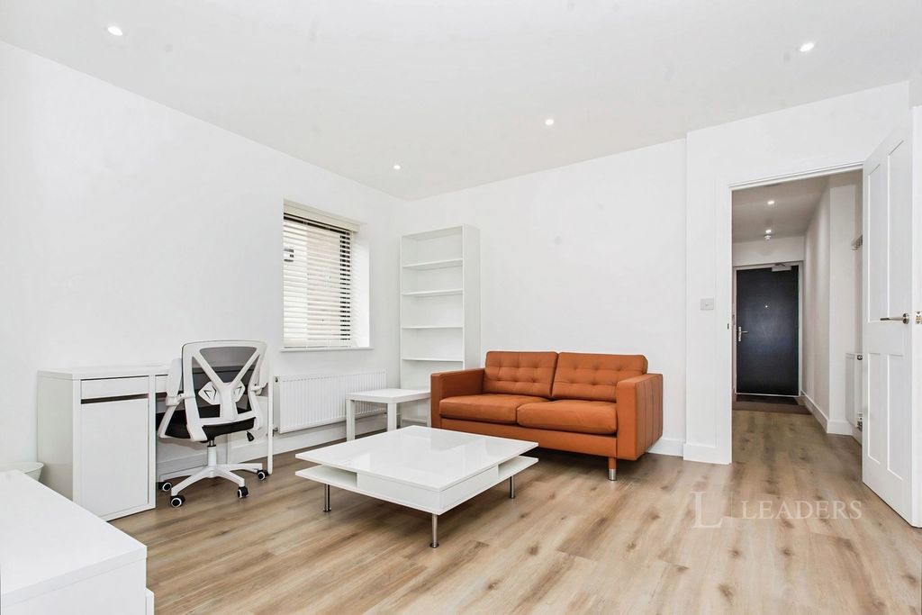 Property photo 3 of 10 Pbox-Img.Jpg
