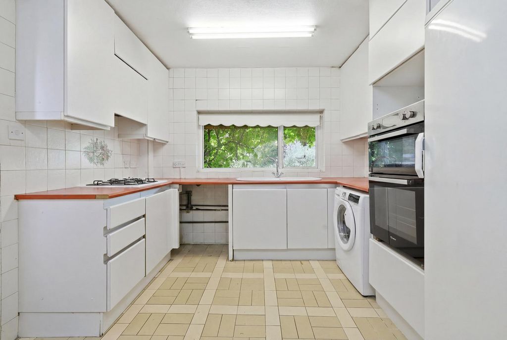 Property photo 3 of 24
