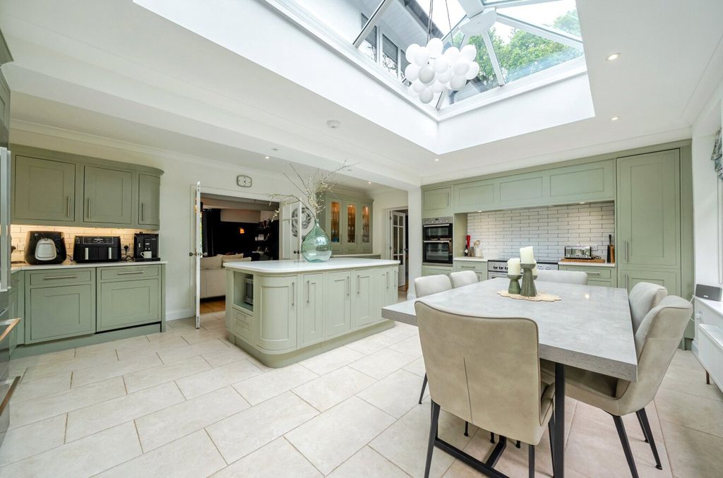 Property photo 3 of 18 Kitchen/Breakfast
