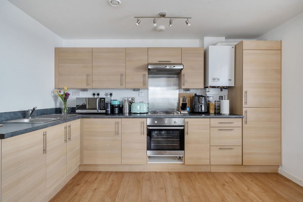 Property photo 3 of 18 1409332-12-698F2F...