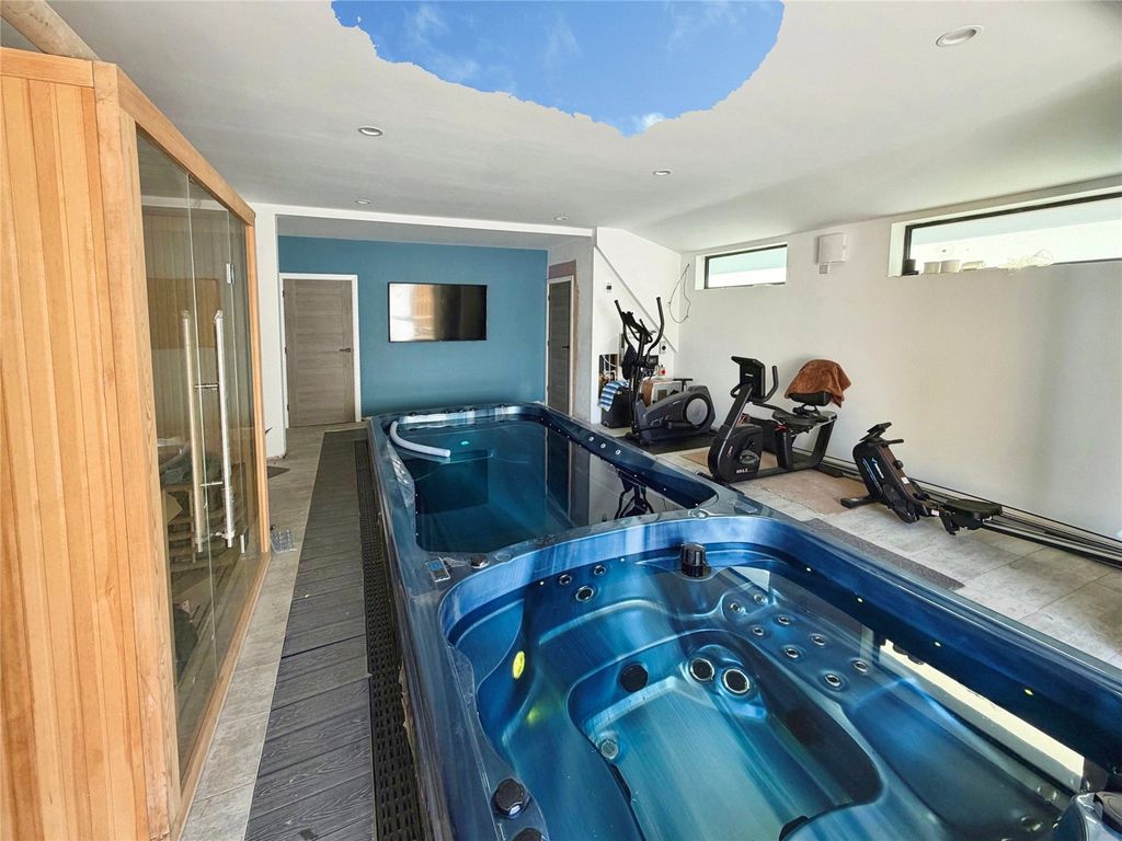 Property photo 3 of 18 Leisure Suite