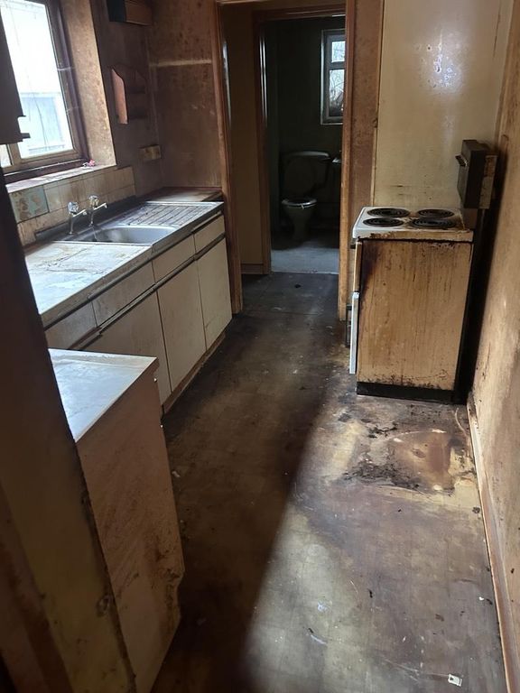 Property photo 2 of 10 Kitchen