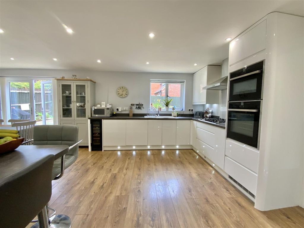 Property photo 3 of 22 Kitchen/ Dining Room