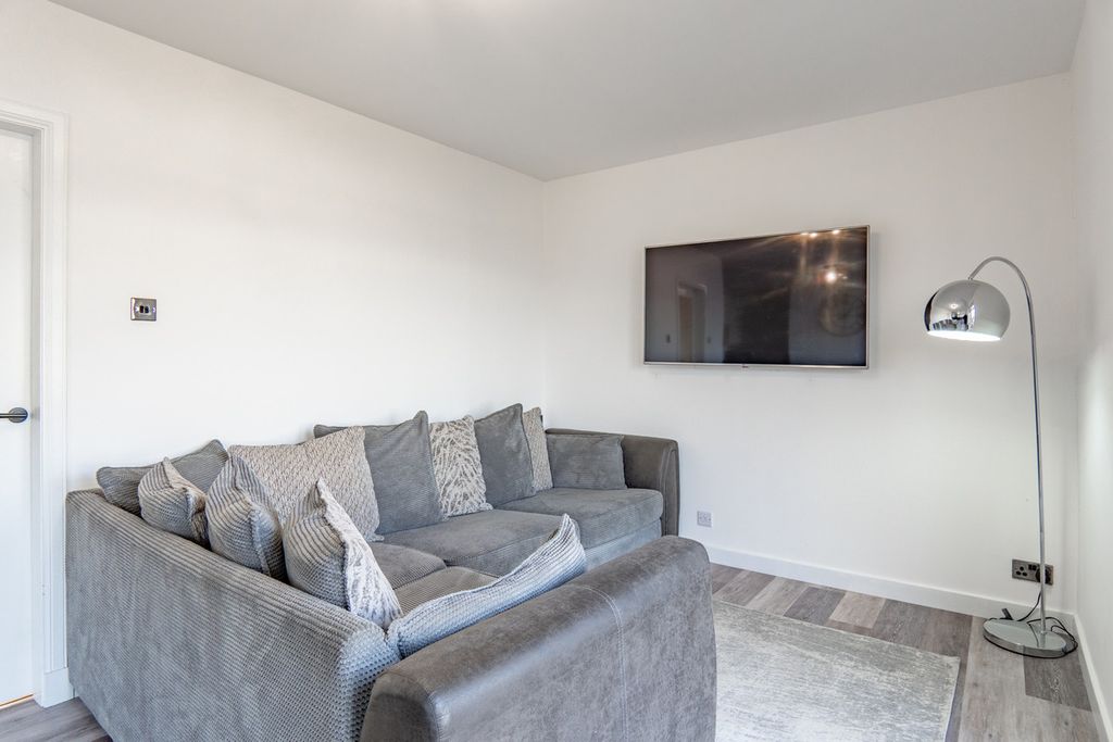 Property photo 3 of 36