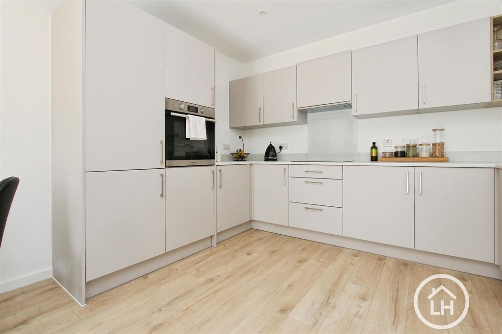 Property photo 3 of 10 Kitchen