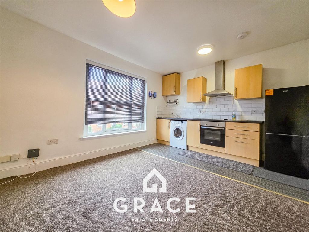 Property photo 3 of 8 Kitchen/Lounge