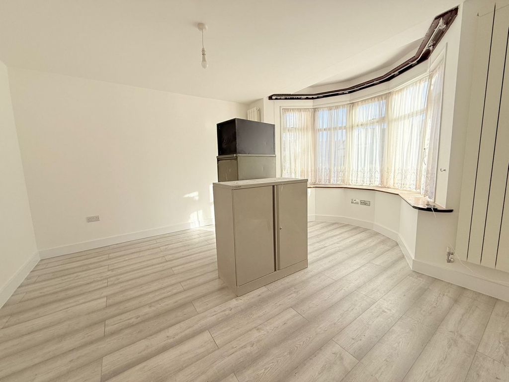 Property photo 3 of 8 Gallery