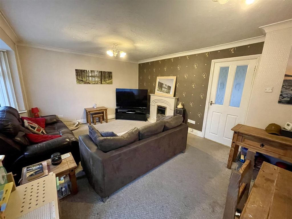 Property photo 3 of 10 Lounge/Dining Room