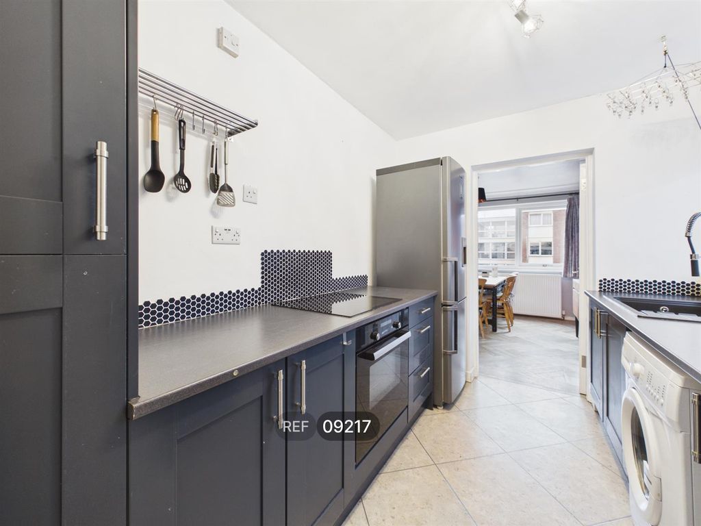 Property photo 3 of 10 Kitchen