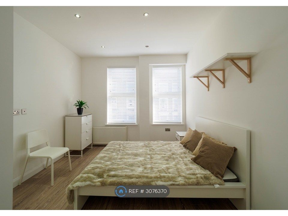 Property photo 3 of 25 Large Available Bedroom (11.7m2)