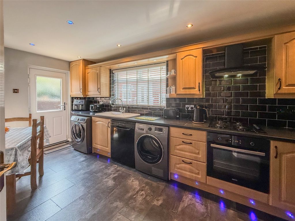 Property photo 3 of 17 Dining Kitchen