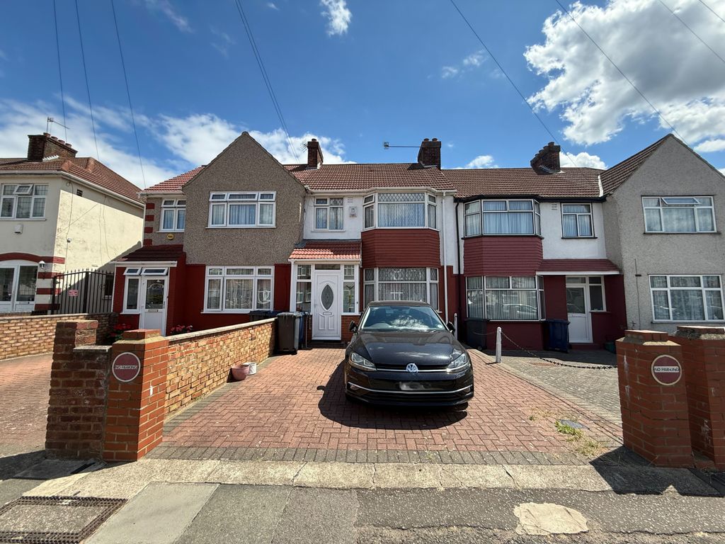 Property photo 1 of 22 Charming 3-Bedroom Terraced Family Home On Kingsley Avenue