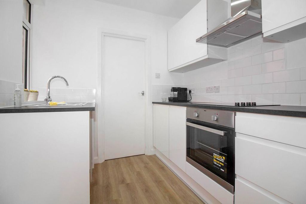 Property photo 3 of 11 Kitchen