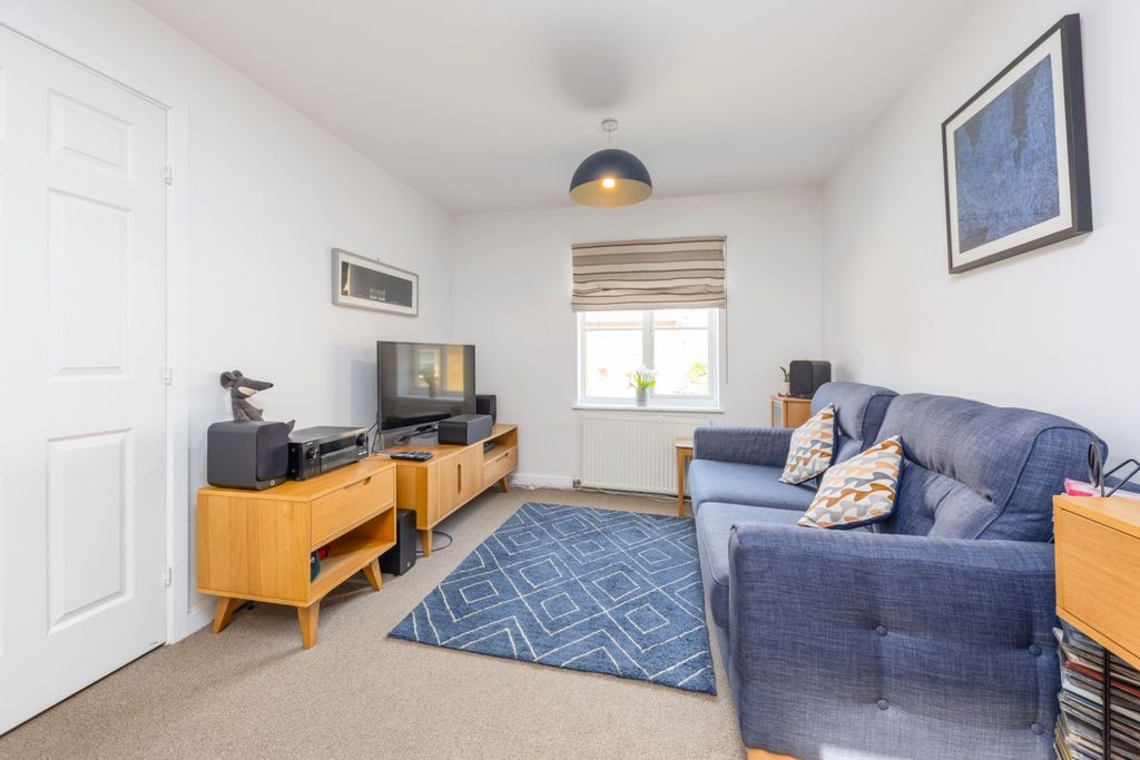 Property photo 3 of 12 Lounge