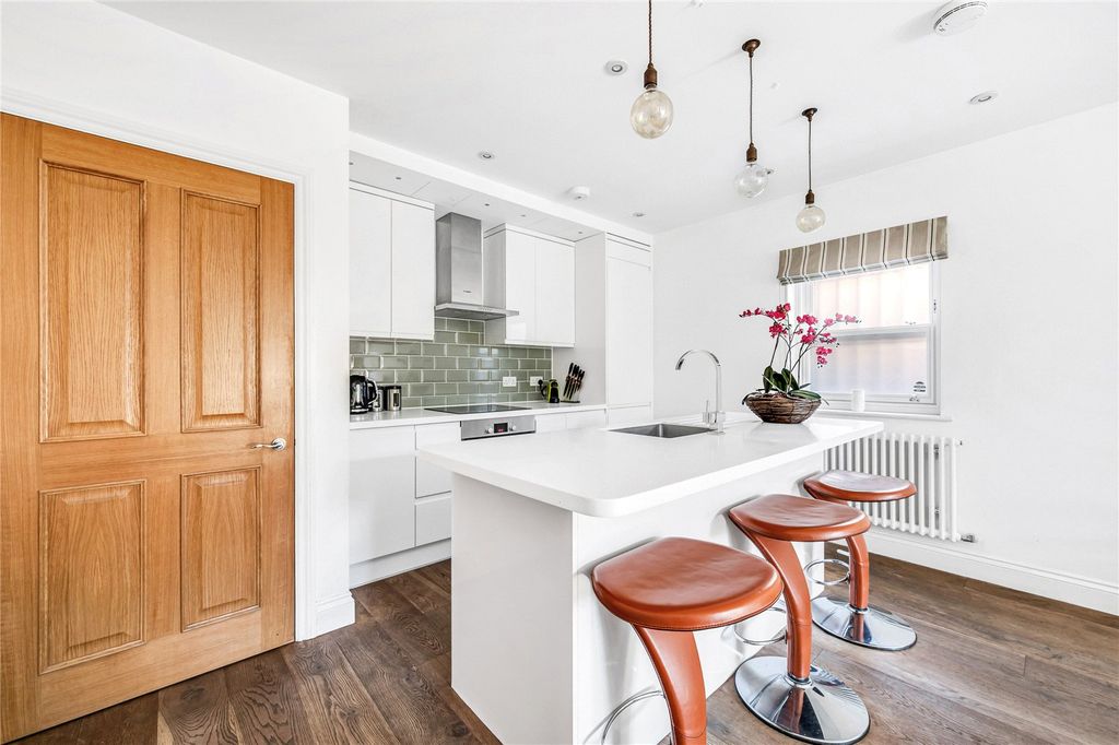 Property photo 2 of 8 Kitchen