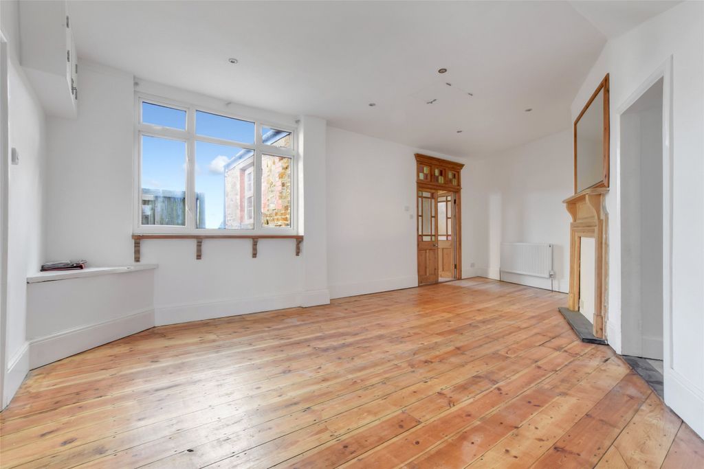 Property photo 2 of 11 2 - Picture No. 21