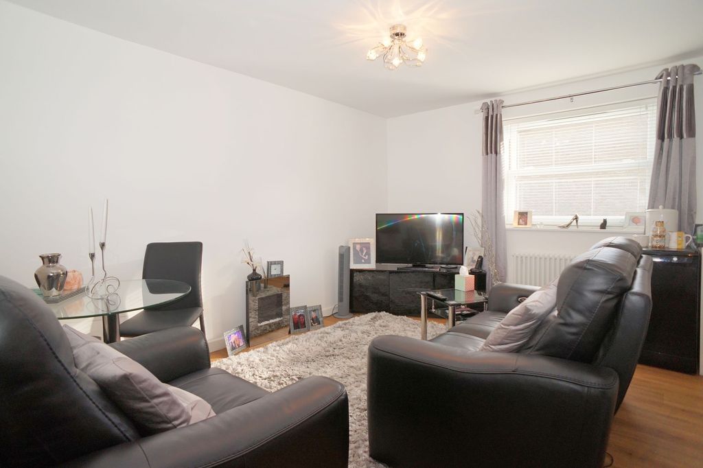 Property photo 3 of 7 Kitchen / Lounge