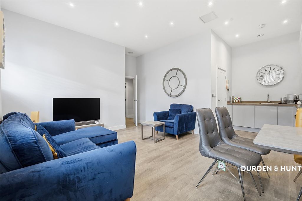 Property photo 3 of 11 Essex House