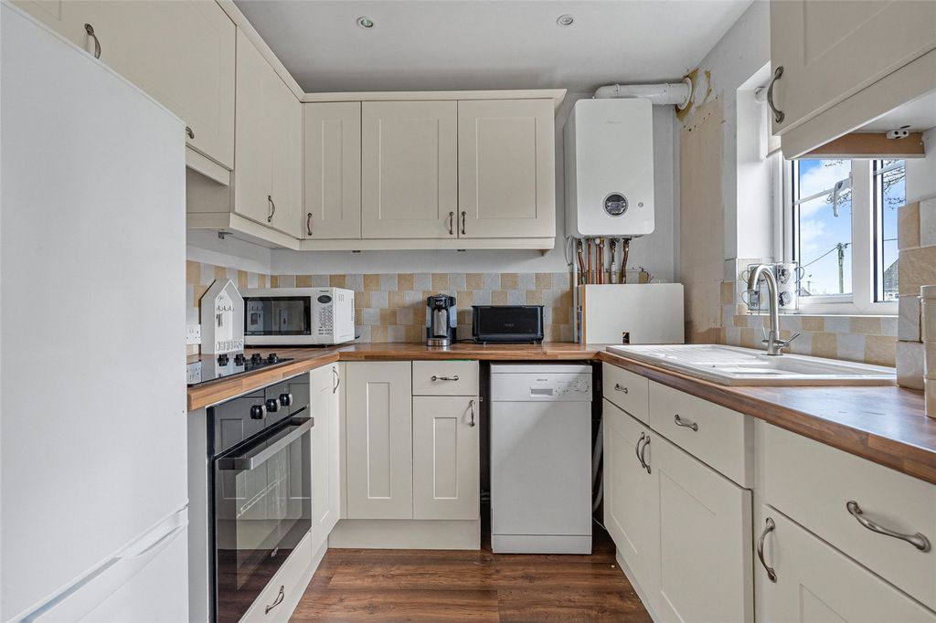 Property photo 3 of 11 Kitchen