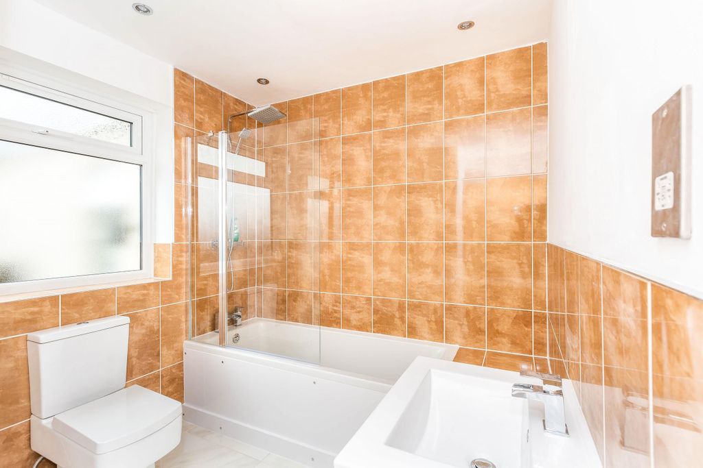Property photo 3 of 9 Bathroom