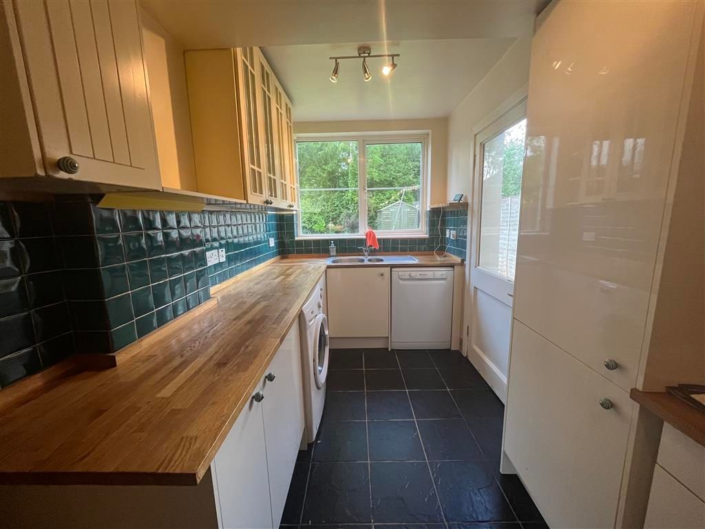 Property photo 3 of 11 Kitchen