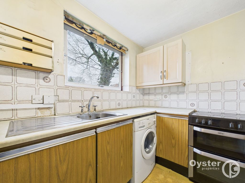 Property photo 2 of 10 Kitchen