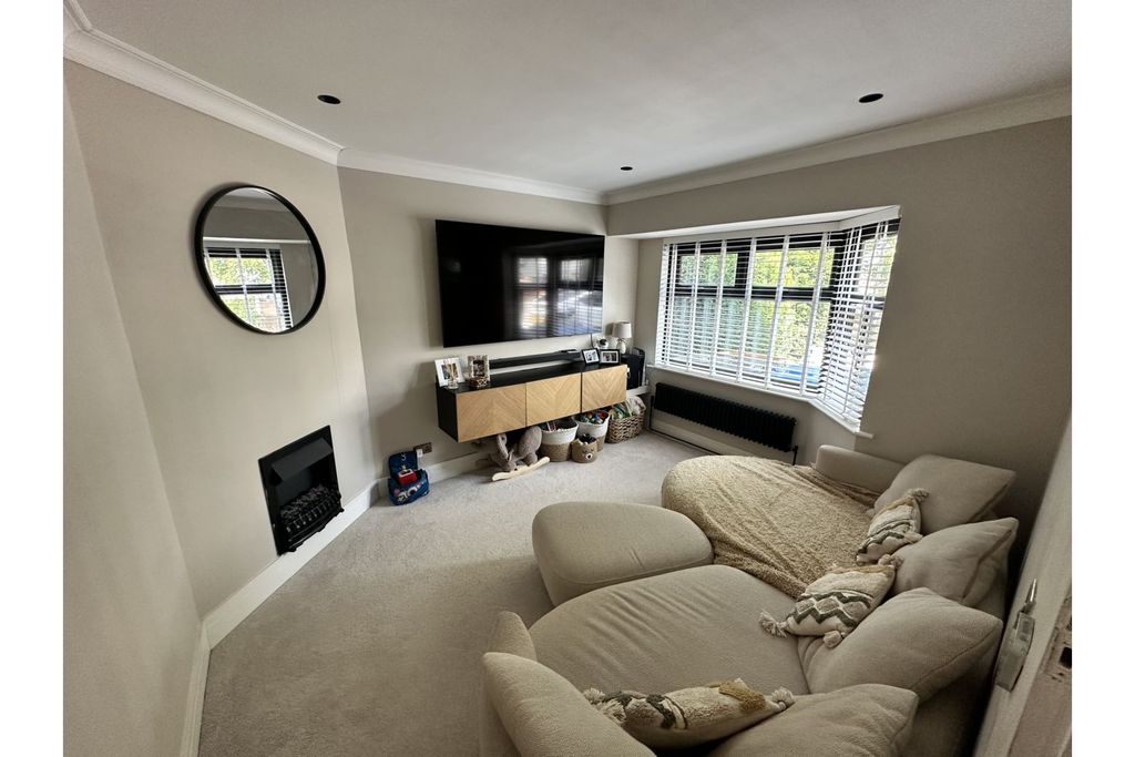 Property photo 3 of 21 Lounge