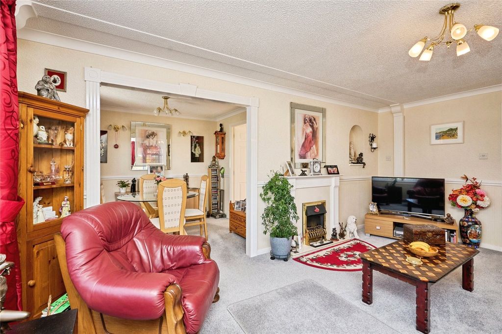 Property photo 2 of 11 Lounge