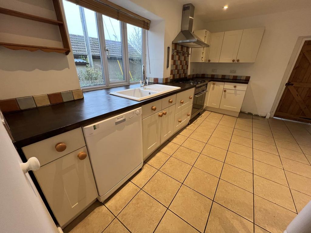 Property photo 2 of 12 Kitchen