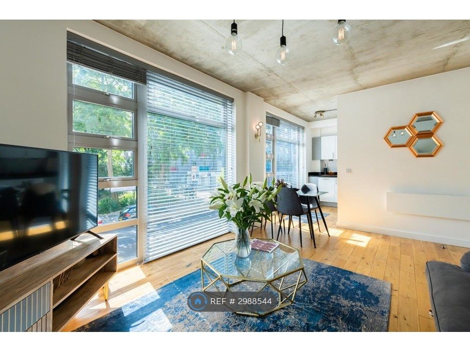 Property photo 2 of 14 Bright Modern 2 Bedroom Apartment
