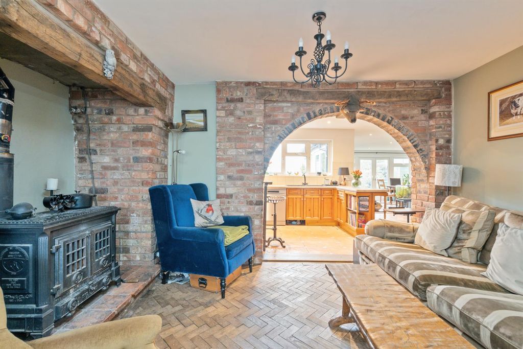 Property photo 3 of 20 2111 Warwick Road_19.Jpg